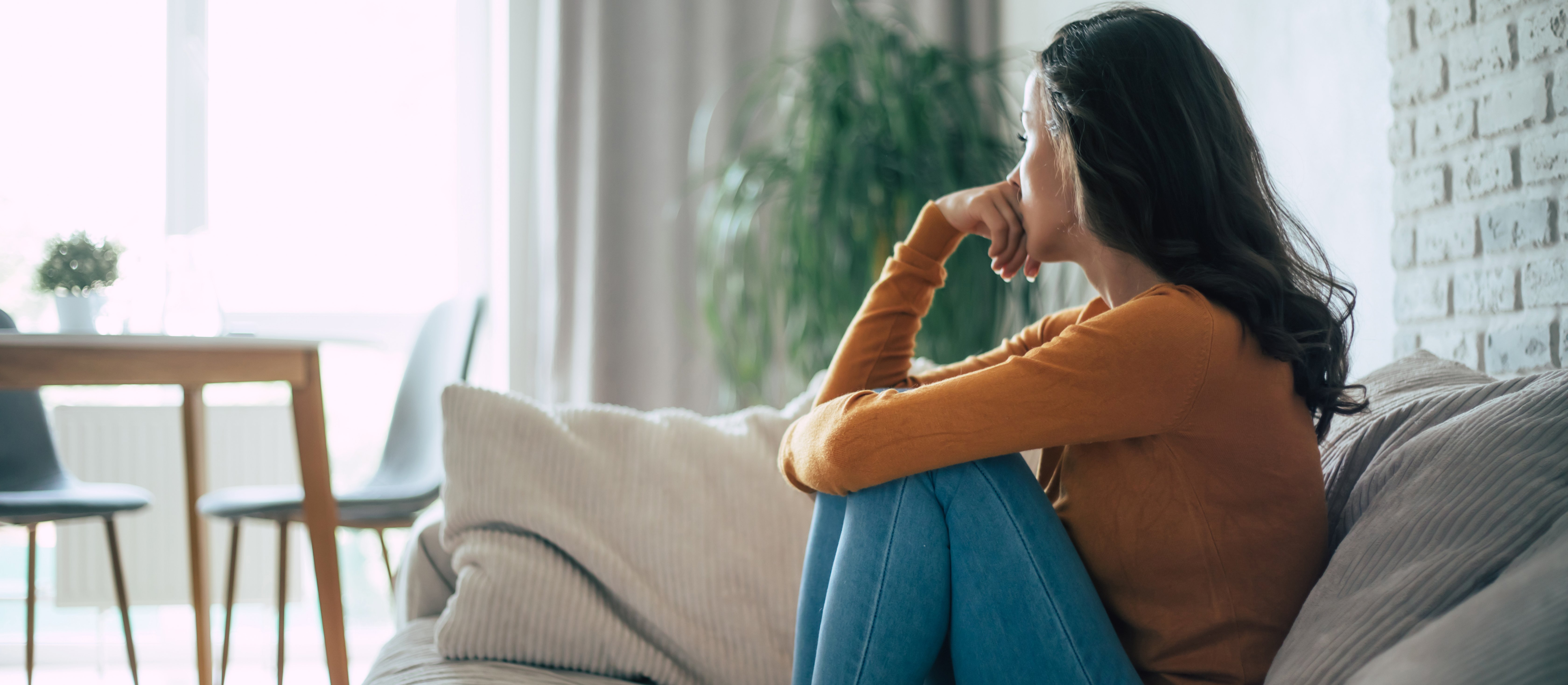 Kto martwi się częściej: kobiety czy mężczyźni? Nowy raport ujawnia trwałe nierówności