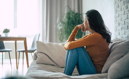 Badacze ustalili, że zarówno kobiety, jak i mężczyźni odczuwają więcej negatywnych emocji w porównan