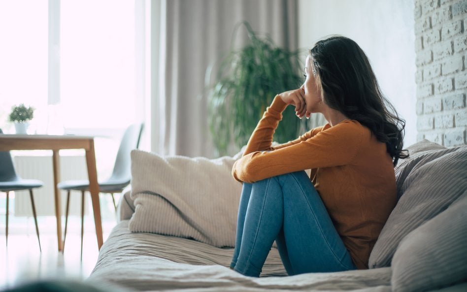 Badacze ustalili, że zarówno kobiety, jak i mężczyźni odczuwają więcej negatywnych emocji w porównan
