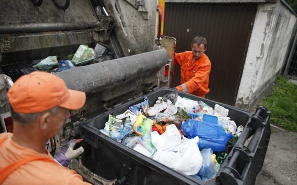 Śmieć bez naklejki w zbyt dużym kuble
