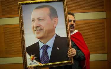 Większość mandatów w parlamencie dostanie partia prezydenta Recepa Tayyipa Erdogana