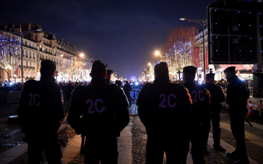 Francja: Chuligani skatowali policjantkę