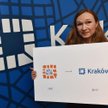 Autorka projektów Dorota Kozak prezentuje planszę ze starym (L) i nowym (P) logo Krakowa