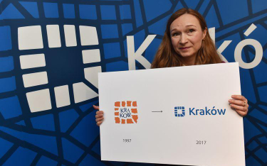 Autorka projektów Dorota Kozak prezentuje planszę ze starym (L) i nowym (P) logo Krakowa