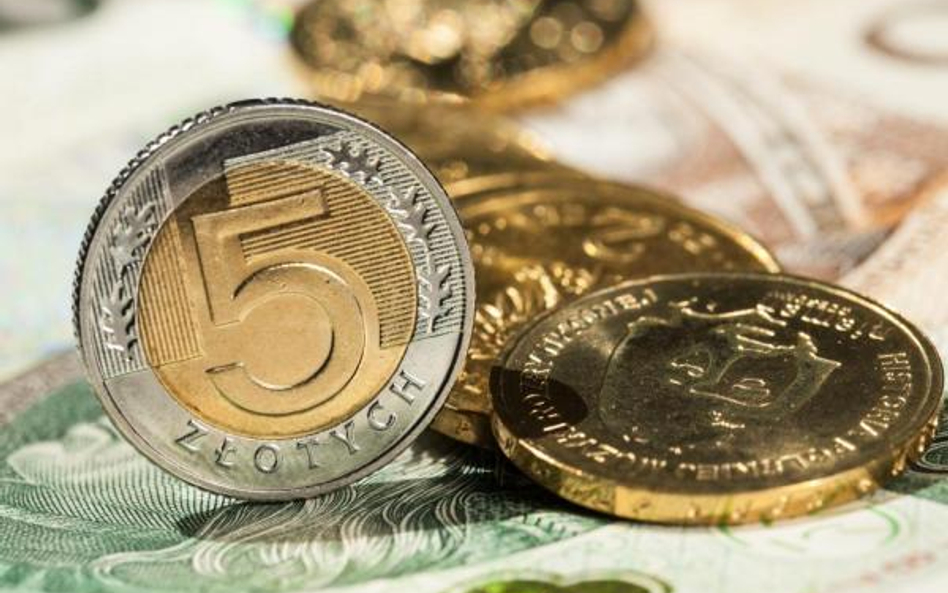 W poniedziałek za jedno euro płacono 4,35 zł, zaś dolar był wyceniany na 3,90 zł.