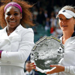 Serena Williams i Agnieszka Radwańska z nagrodami po finale, który Amerykanka wygrała 6:1, 5:7, 6:2,