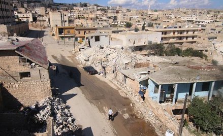 Miasto Darat Azzah na północ od Aleppo po bombardowaniach przez Rosjan i siły Baszara Asada