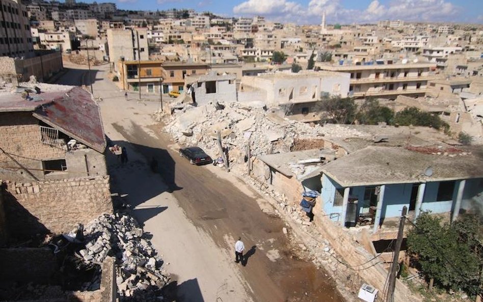 Miasto Darat Azzah na północ od Aleppo po bombardowaniach przez Rosjan i siły Baszara Asada