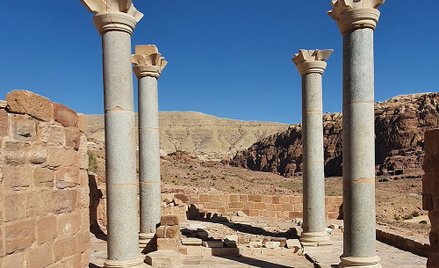 Granitowe kolumny w kościele w Petrze. Fot. Mariusz Gwiazda