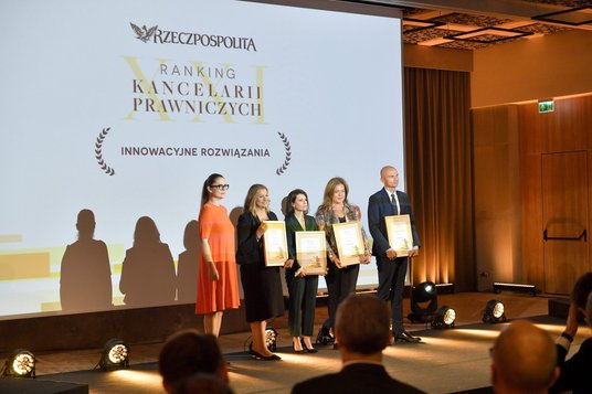Liderzy innowacji: z rąk szefowej działu prawa „Rzeczpospolitej” Ewy Szadkowskiej wyróżnienia odebra