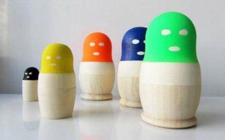 Matrioszkisymbolizujące vzłonkinie zespołu Pusy Riott, w charakterystycznych dla nich kolorowych kom