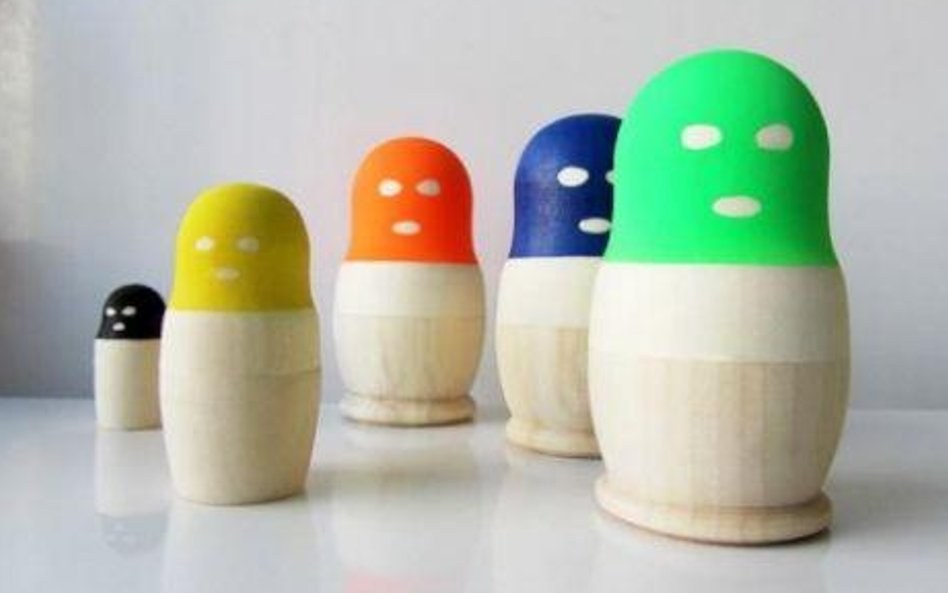Matrioszkisymbolizujące vzłonkinie zespołu Pusy Riott, w charakterystycznych dla nich kolorowych kom