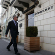 Burberry ma 102 własne sklepy na całym świecie oraz 250 prowadzone na licencji. W ramach systemu fra