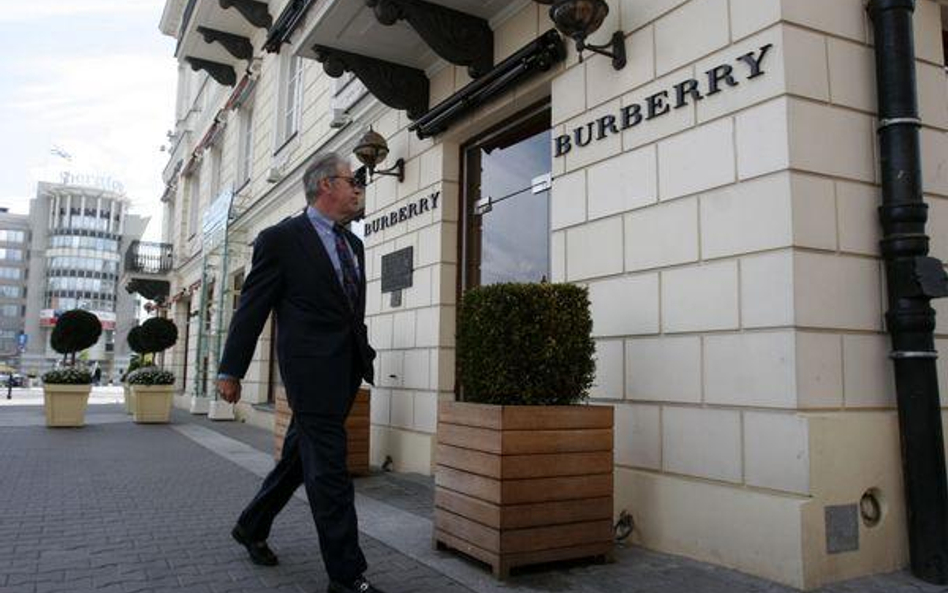 Burberry ma 102 własne sklepy na całym świecie oraz 250 prowadzone na licencji. W ramach systemu fra