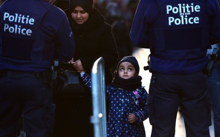 18 listopada, Belgia. Policja sprawdza kobietę, która próbuje przedostać się do Molenbeck, dzielnicy