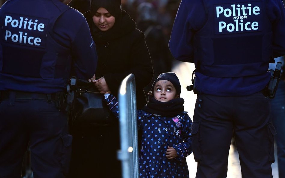 18 listopada, Belgia. Policja sprawdza kobietę, która próbuje przedostać się do Molenbeck, dzielnicy