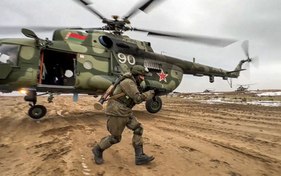 Rosyjscy spadochroniarze podczas wspólnych ćwiczeń sił zbrojnych Rosji i Białorusi na poligonie Obuz