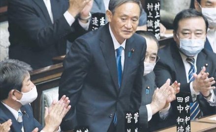Premier Yoshihide Suga obejmuje władzę w momencie, gdy Japonia jest pogrążona w kryzysie związanym z