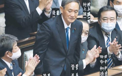 Premier Yoshihide Suga obejmuje władzę w momencie, gdy Japonia jest pogrążona w kryzysie związanym z