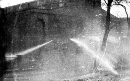 Gazy skierowane w górników zgromadzonych przed kotłownią Wujka.