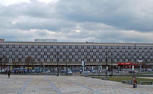 Budynek hotelu „Cracovia” stoi na przeciwko Muzeum Narodowego w Krakowie.