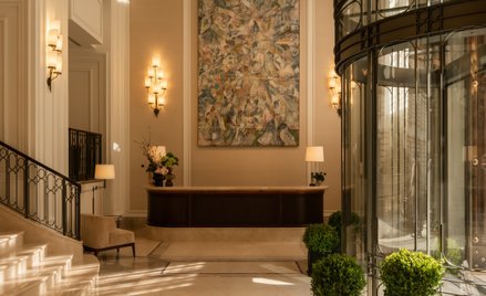 Budynek, w którym mieści się hotel Corinthia Rome, zaprojektował w 1914 r. Marcello Piacentini, jede