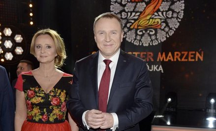 Prezes Jacek Kurski z żoną Joanną Klimek podczas konferencji „Sylwester marzeń z Dwójką”, grudzień 2