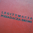 Osoby, które chcą otrzymać pozwolenie na broń, muszą w pierwszej kolejności złożyć wniosek oraz doku