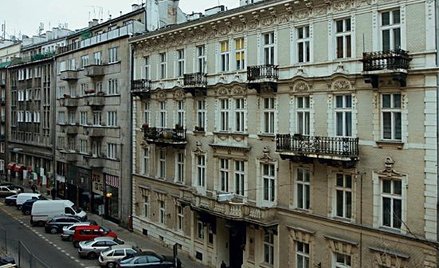 Dom przy ul. Mokotowskiej 50 oraz widniejąca na nim tablica, Piłsudski mieszkał tu od 13 do 29 listo