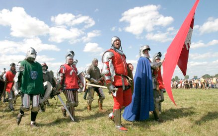 Inscenizacje bitwy przyciągają coraz więcej uczestników i widzów.