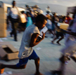 Haiti, Port-au-Prince. Poszkodowani w trzęsieniu ziemi walczą o paczki pomocy humanitarnej