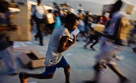 Haiti, Port-au-Prince. Poszkodowani w trzęsieniu ziemi walczą o paczki pomocy humanitarnej