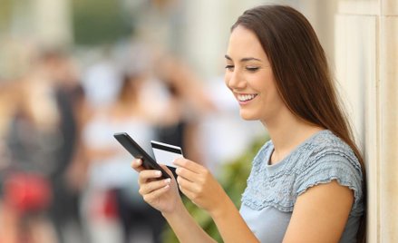 Bankowość mobilna: Coraz więcej klientów stawia na bank w telefonie