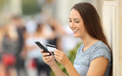 Bankowość mobilna: Coraz więcej klientów stawia na bank w telefonie
