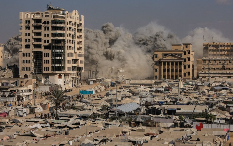 Budynek mieszkalny zawalił się po izraelskim ataku lotniczym w mieście Gaza, 8 września 2025 r.