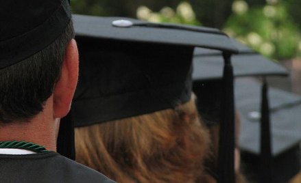 Wyjazd uprawnionego do świadczenia alimentacyjnego na studia za granicę, nie wyklucza prawa do świad