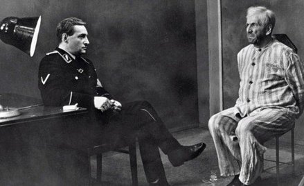 Wiaczesław Tichonow w roli Stirlitza (z lewej). Kadr z filmu "Siedemnaście mgnień wiosny"