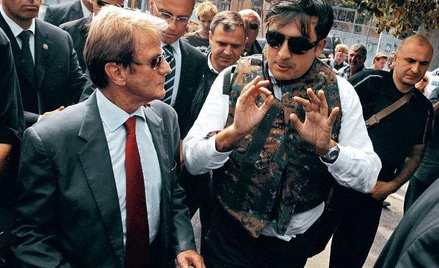 Micheil Saakaszwili i Bernard Kouchner, szef dyplomacji Francji w zbombardowanym przez Rosjan Gori