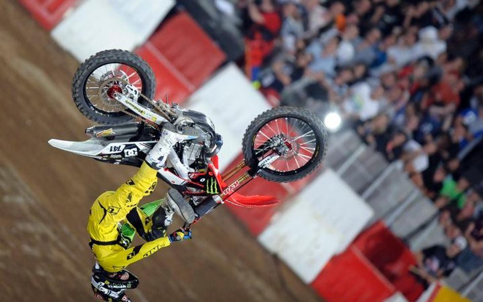 Do niedawna na płycie stadionu w Poznaniu leżał piach przywieziony na zawody Red Bulla