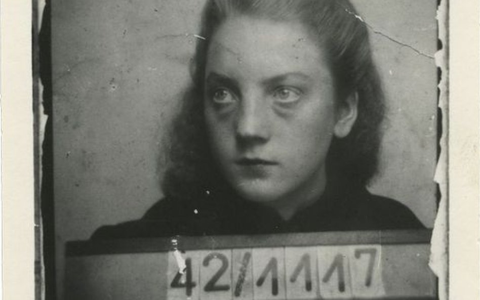 Zdjęcie Janiny Garbień z obozu pracy przymusowej w Erfurcie. Niemcy, 17 września 1944. Fot. Zbiory J