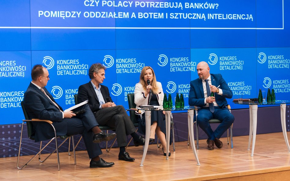 Uczestnicy debaty „Czy Polacy potrzebują banków? Pomiędzy oddziałem a botem i sztuczną inteligencją”