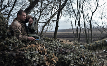 Ukraiński żołnierz w rejonie Bachmutu
