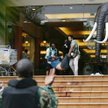 Policjanci wynoszą ofiary zamachu w Westgate