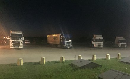 Zaparkowane ciężarówki przy S7.