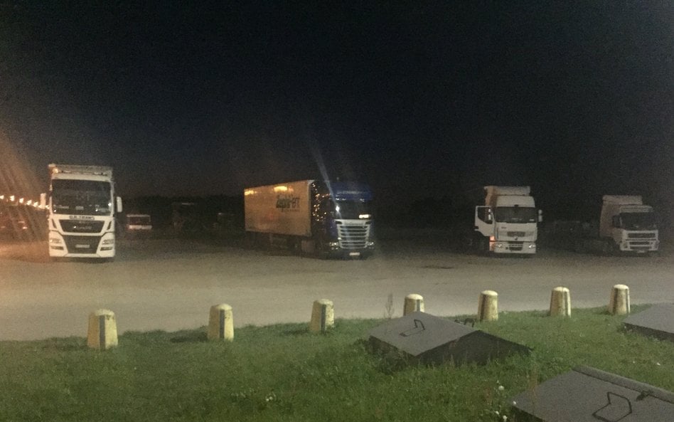 Zaparkowane ciężarówki przy S7.