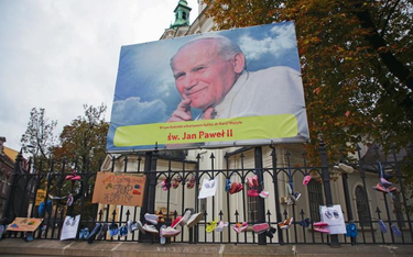 Sekielski nie był pierwszy. „Ubrać” papieża w odpowiedzialność za pedofilię wśród duchownych próbowa