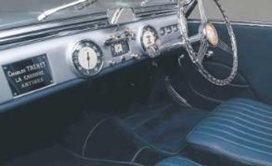 Tabliczka na desce rozdzielczej przypomina, że pierwszym właścicielem był słynny pieśniarz Charles T