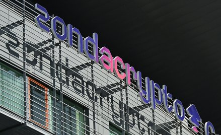 Centrum Olimpijskie z logo giełdy Zondacrypto, sponsora generalnego PKOl