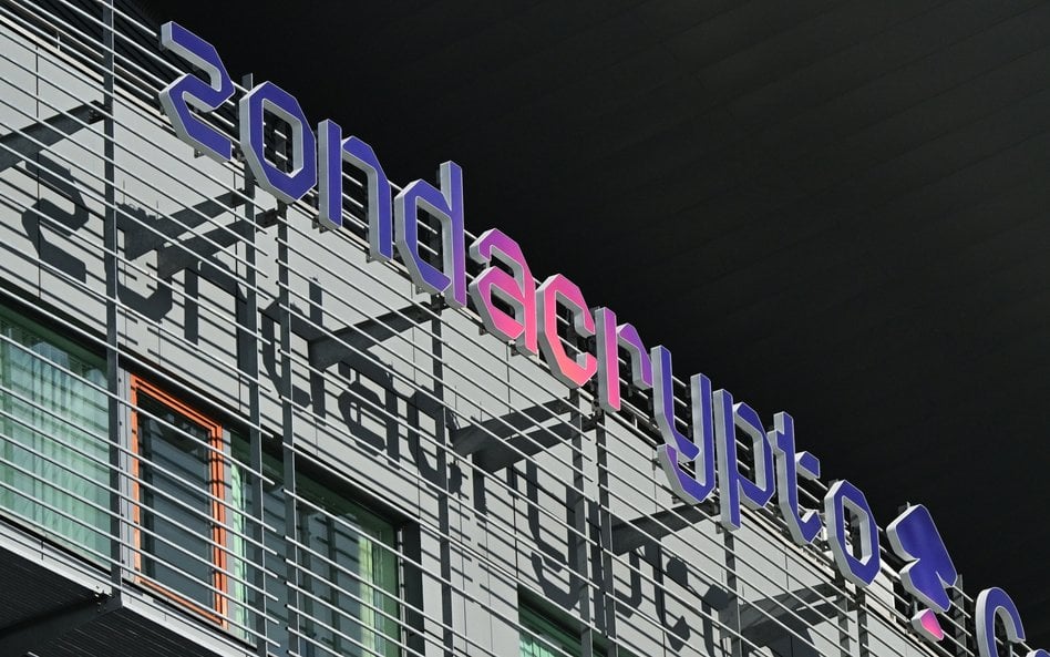 Centrum Olimpijskie z logo giełdy Zondacrypto, sponsora generalnego PKOl