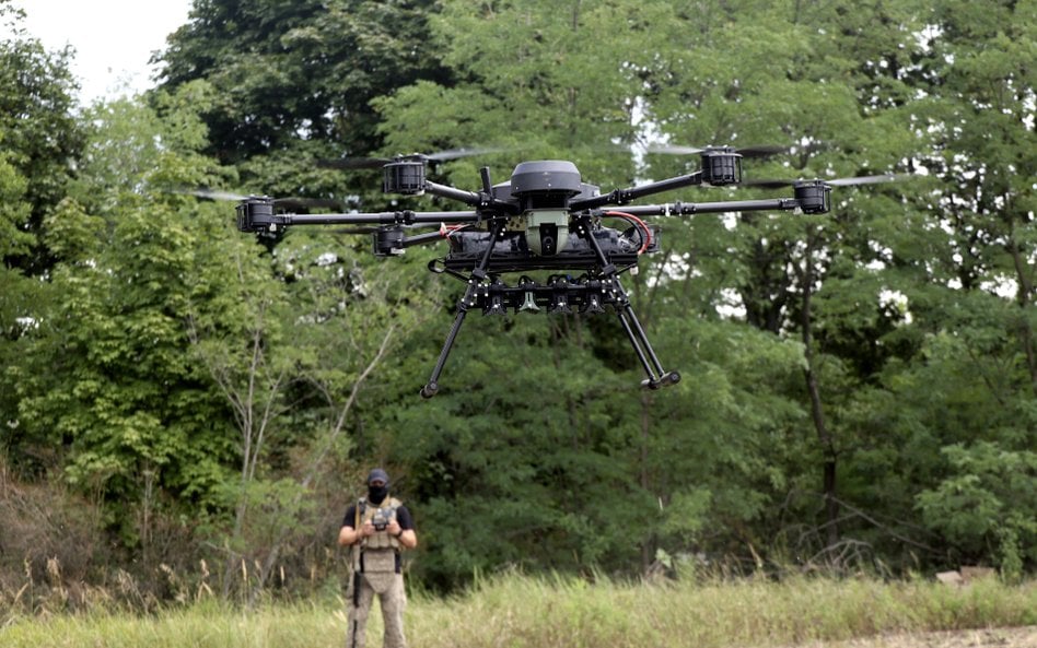 Dron bombowy wystrzelony przez żołnierzy batalionu systemów bezzałogowych 57. Brygady Zmotoryzowanej